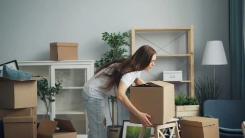 Femme préparant des cartons de déménagement