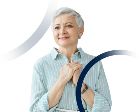 Femme âgée souriante à son domicile