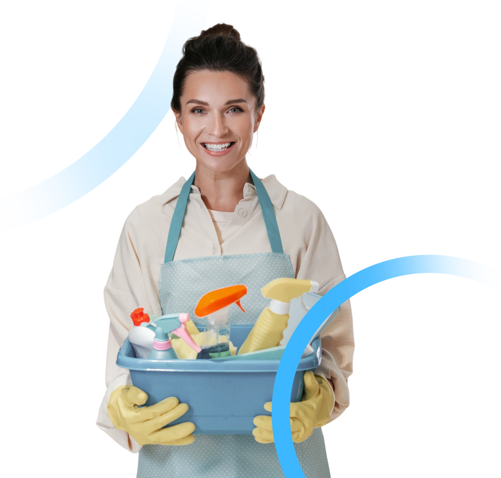 Employée de maison souriante tenant un panier de produits ménagers