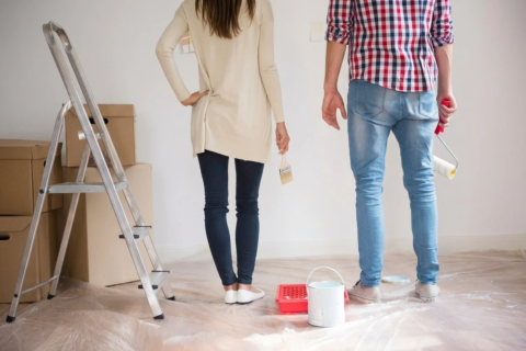 Clients visitant un logement après travaux