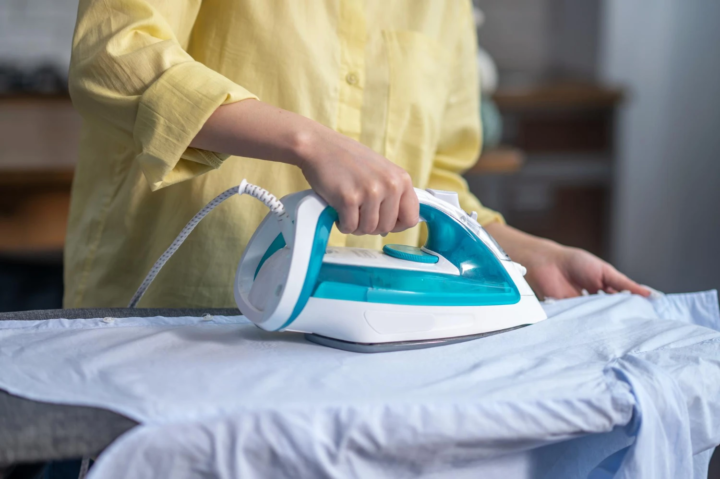 Employée de maison Centre Services repassant du linge — repassage à domicile dans la Loire