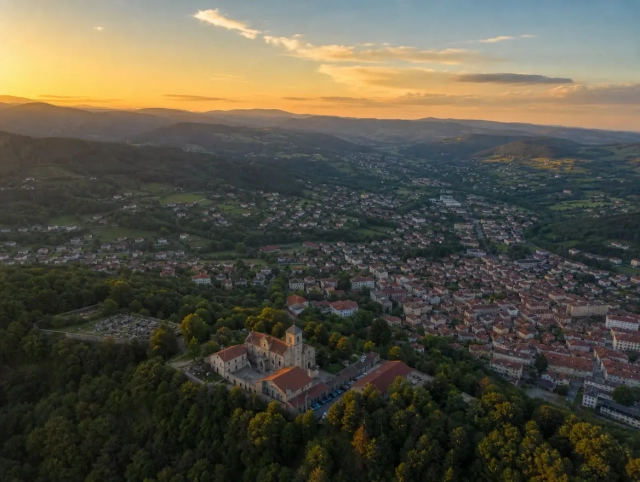 Vue aérienne de Saint-Paul-en-Jarez — secteur d'intervention de Centre Services pour le repassage à domicile