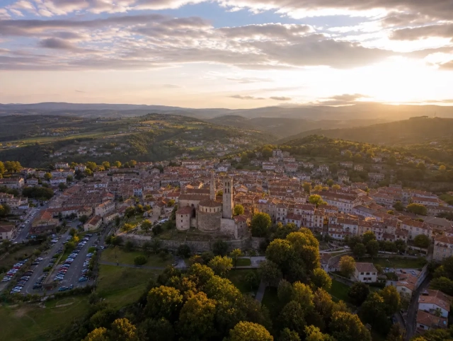 Vue aérienne de Villars — secteur d'intervention de Centre Services pour le ménage après travaux